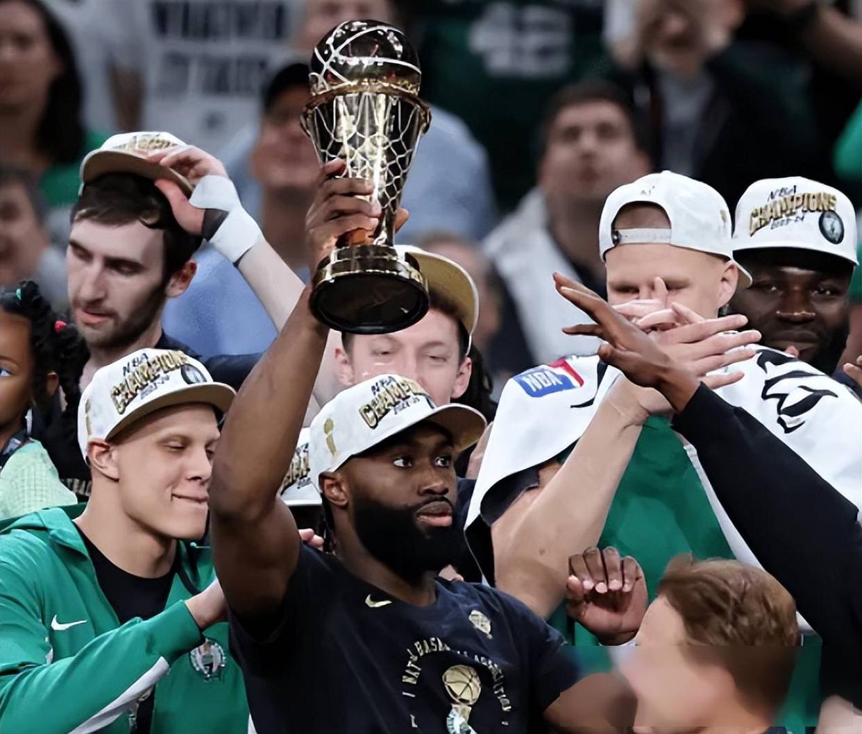 爱游戏体育-包含晋级下一阶段首场状态出色，热火观众沸腾！，塔图姆重返赛场比赛高潮迭起的词条