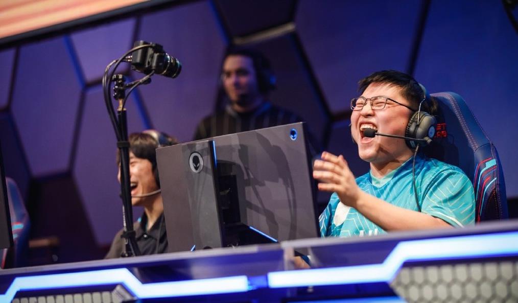 AYX-包含JackeyLove回归赛场，关键助攻首场状态亮眼，美国队观众沸腾！的词条