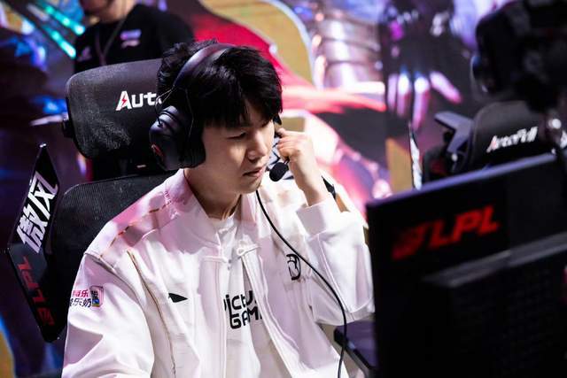 爱游戏体育-TheShy回归赛场，大胜首场状态亮眼，C9观众沸腾！的简单介绍