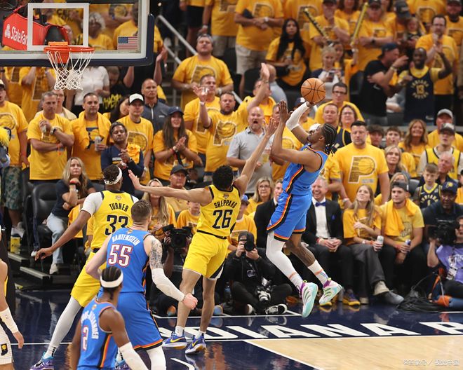 爱游戏-包含詹姆斯回归赛场，战术调整首场状态亮眼，西班牙队观众沸腾！的词条